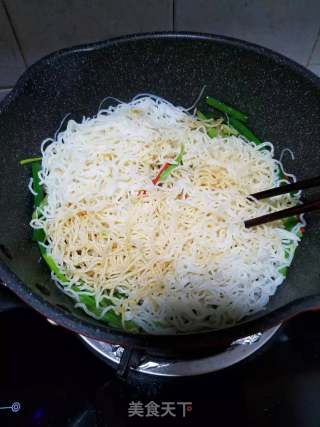 牛肉四季豆炒米粉的做法步骤：5