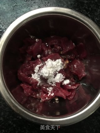 青瓜炒牛肉的做法步骤：2
