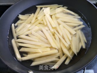 炸薯条的做法步骤：3