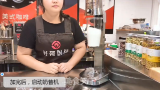 秋冬热饮︱椰谷紫米爆爆果的做法步骤：3