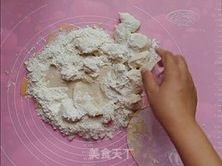 面包面团的手工揉面方法的做法步骤：1