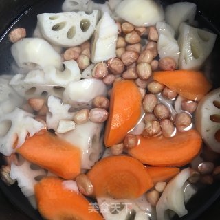 花生莲藕汤的做法步骤：2