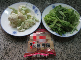芹菜鱼豆腐炒花菜的做法步骤：1