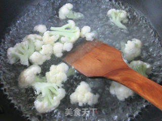 芹菜鱼豆腐炒花菜的做法步骤：3