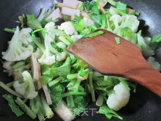 芹菜鱼豆腐炒花菜的做法步骤：4