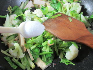 芹菜鱼豆腐炒花菜的做法步骤：5