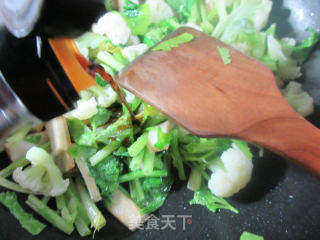 芹菜鱼豆腐炒花菜的做法步骤：6
