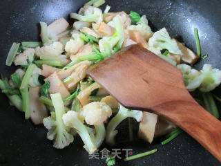 芹菜鱼豆腐炒花菜的做法步骤：7