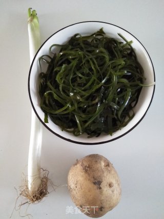 海带炖土豆的做法步骤：1