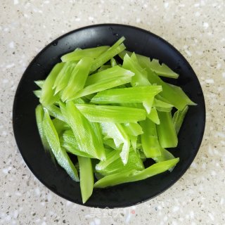 牛肉炒莴笋的做法步骤：2