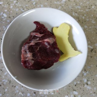 牛肉炒莴笋的做法步骤：3