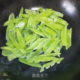 牛肉炒莴笋的做法步骤：5