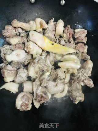 老鸭萝卜汤的做法步骤：1