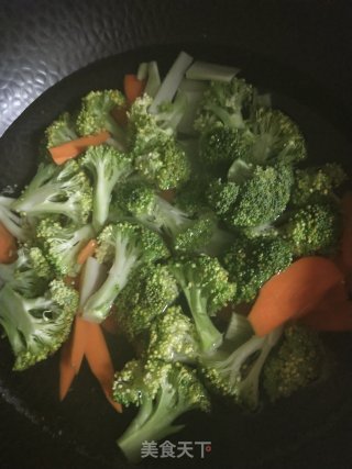 蒜蓉西蓝花的做法步骤：1