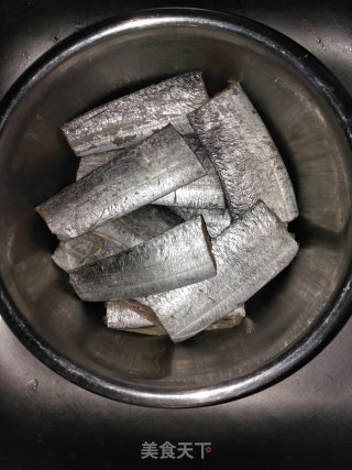 红烧带鱼的做法步骤：1