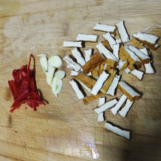 韭菜炒豆干的做法步骤：2