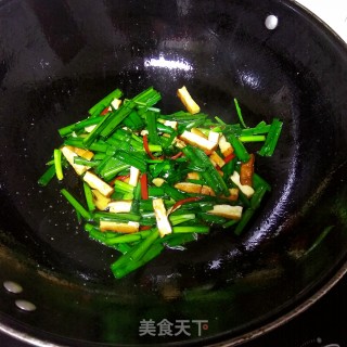 韭菜炒豆干的做法步骤：5