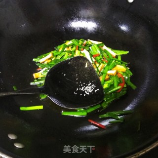 韭菜炒豆干的做法步骤：6