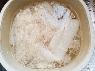竹荪带子烩豆腐的做法步骤：1