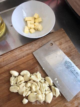 香蒜面包的做法步骤：2