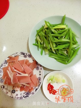 芹菜炒里脊的做法步骤：1