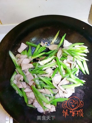 芹菜炒里脊的做法步骤：6
