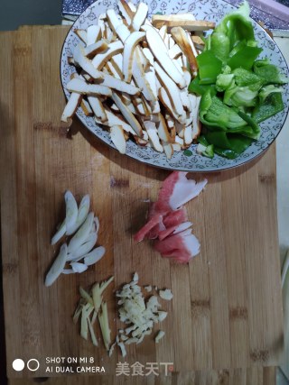 豆干炒辣椒的做法步骤：2