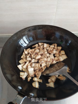 辣椒炒猪油渣的做法步骤：3