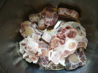 萝卜枸杞牛尾汤的做法步骤：1