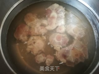 萝卜枸杞牛尾汤的做法步骤：3