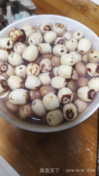 鸭肉焖莲子花生的做法步骤：1
