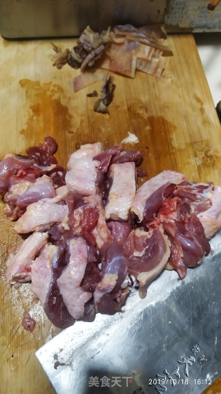 鸭肉焖莲子花生的做法步骤：2