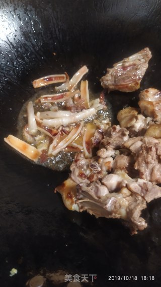 鸭肉焖莲子花生的做法步骤：4