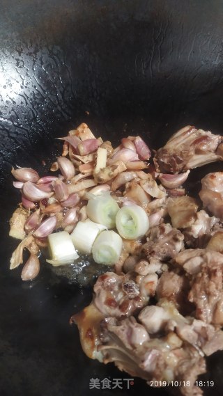 鸭肉焖莲子花生的做法步骤：5