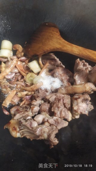 鸭肉焖莲子花生的做法步骤：6