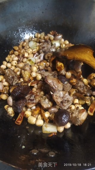鸭肉焖莲子花生的做法步骤：7