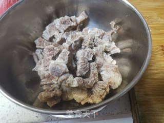 土豆炖牛肉的做法步骤：2