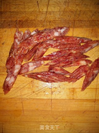 包菜炒腊肠的做法步骤：2