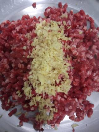 牛肉佛手瓜馅饺子的做法步骤：1