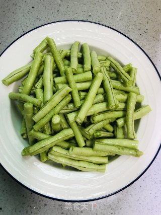 油焖豆角的做法步骤：1