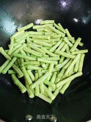 油焖豆角的做法步骤：2