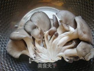 胡萝卜炒平菇的做法步骤：1