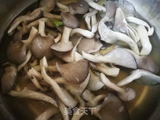 胡萝卜炒平菇的做法步骤：5
