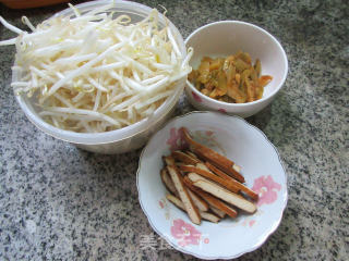 香干榨菜丝炒绿豆芽的做法步骤：1