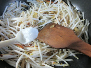 香干榨菜丝炒绿豆芽的做法步骤：5