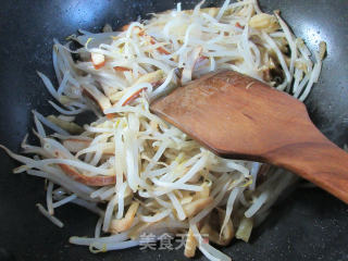 香干榨菜丝炒绿豆芽的做法步骤：6
