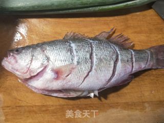 清蒸鲈鱼的做法步骤：1