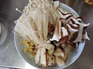炒菌菇的做法步骤：2