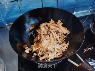 炒菌菇的做法步骤：3