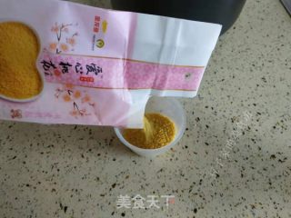 小米鸡蛋饼的做法步骤：2